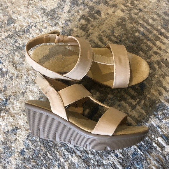 Refresh Beige heels size 7.5 - Picture 1 of 2